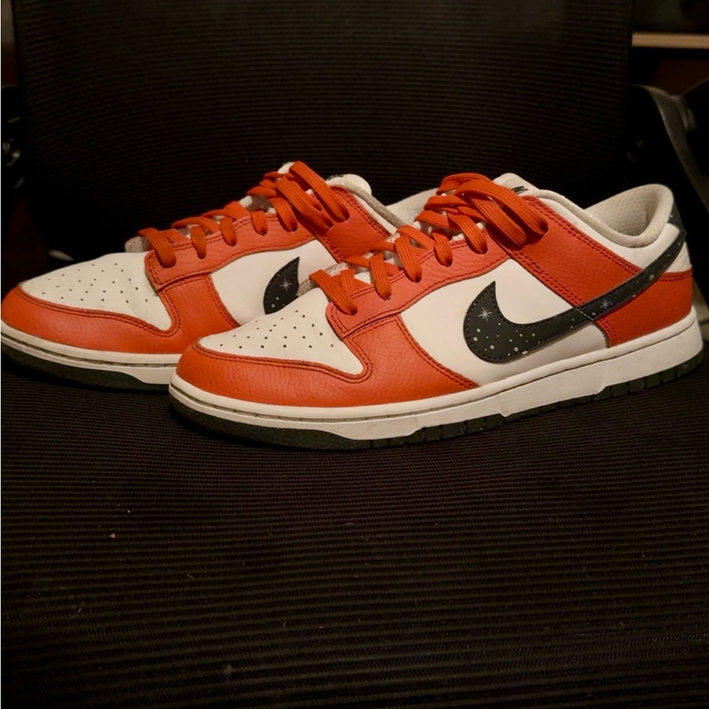Nike Dunk Low Night Sky Starry 
Swoosh Campfire Orange FV6909-
800 sz 10 Men's